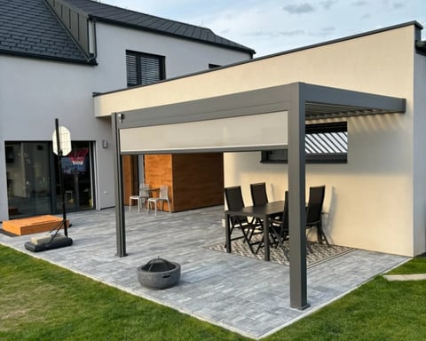 Bioklimatická pergola ke stěně INTRO PLUS 4x3 m Rojaplast